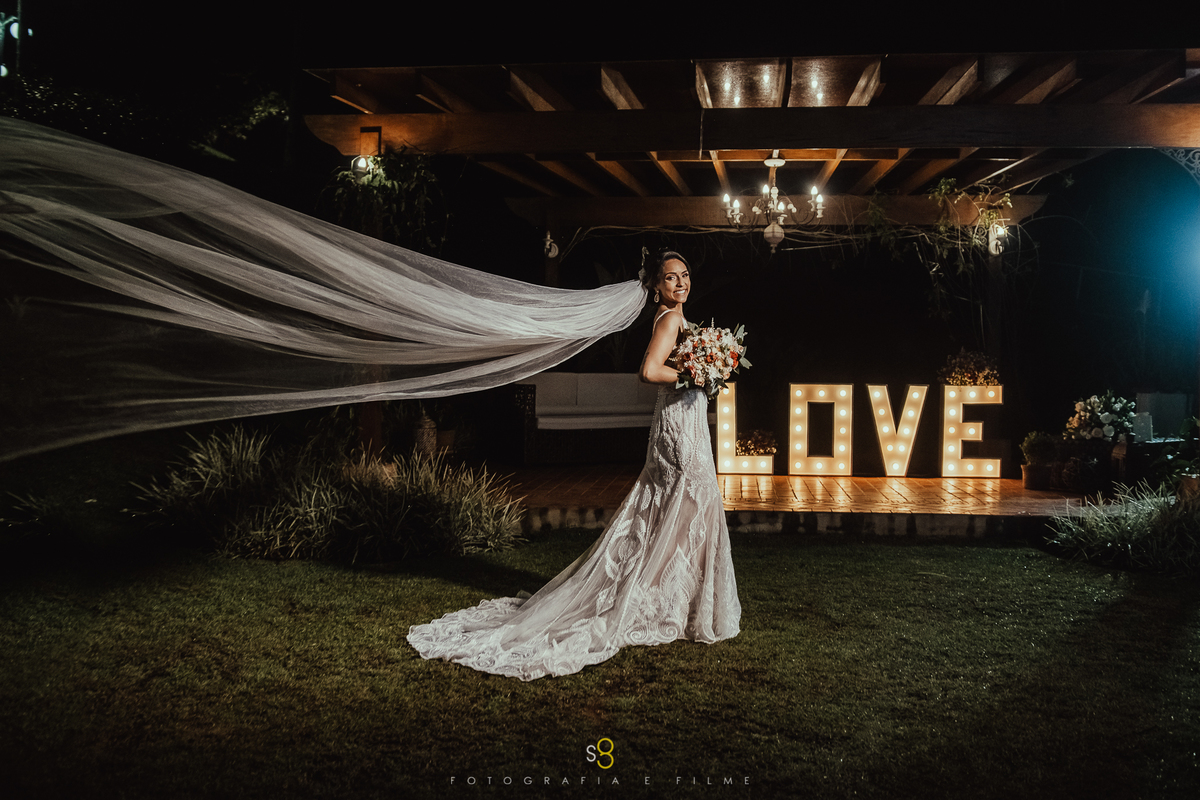Fotografia de casamento do véu da noiva voando no buffet callegari