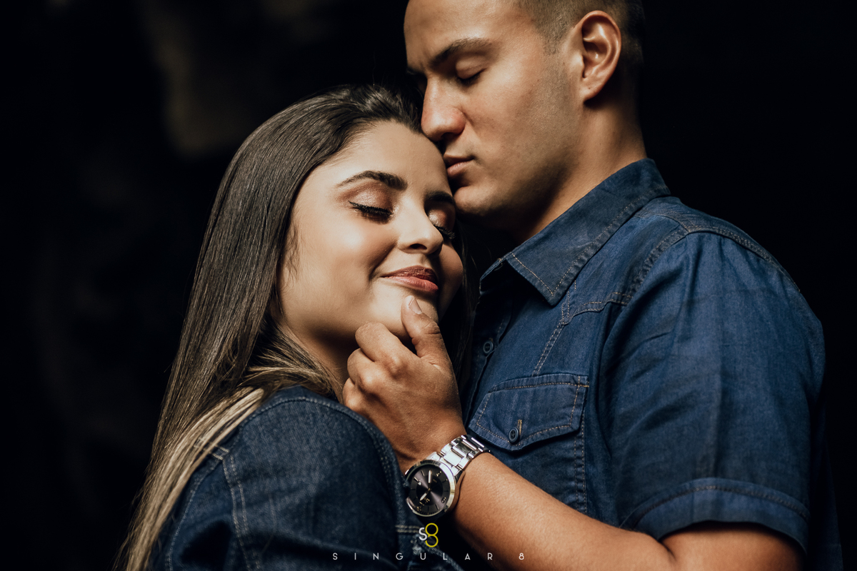 Fotografia de casal de jeans na gruta dos anjos em Socorro SP