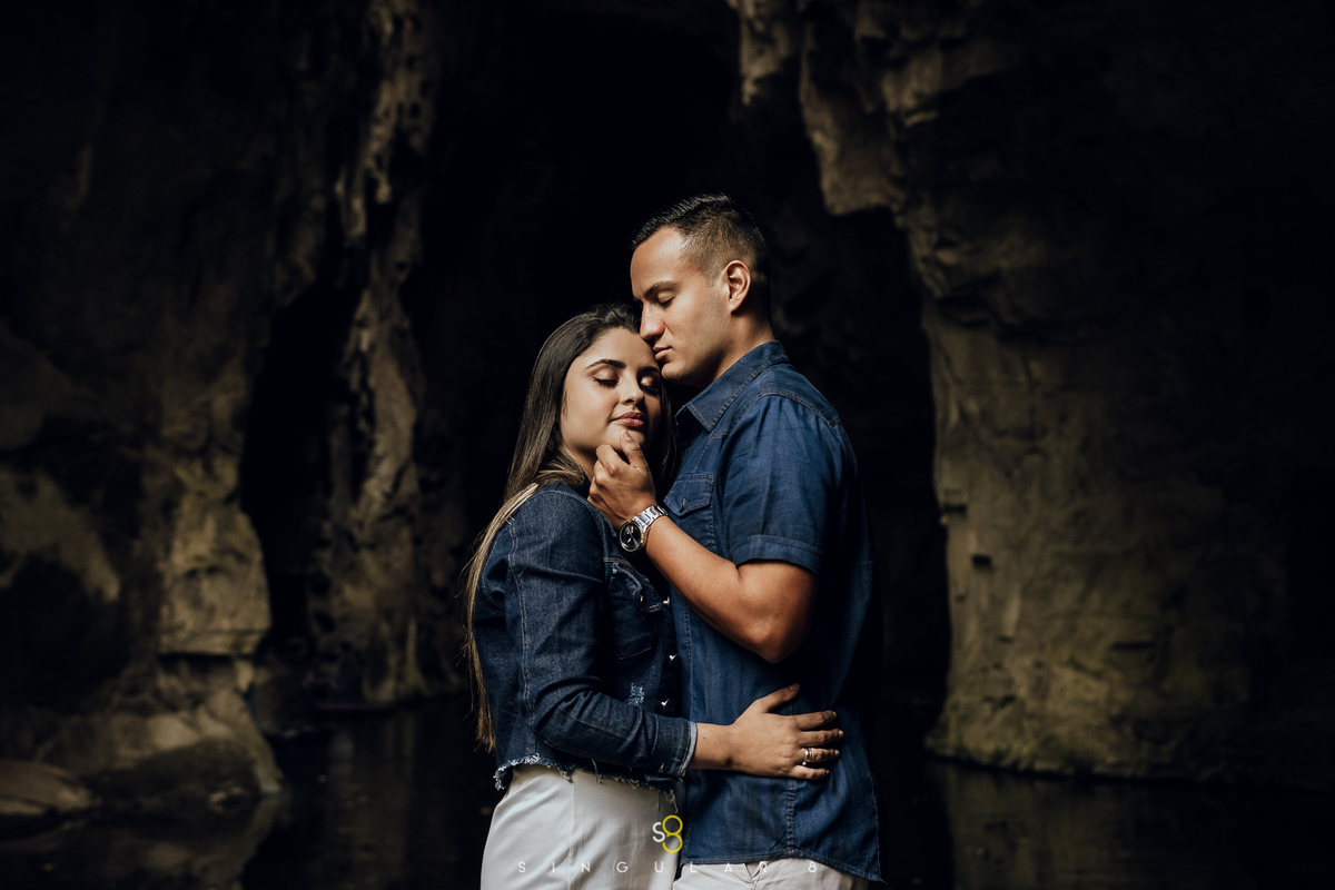Fotografia de ensaio pré wedding na gruta dos anjos em Socorro