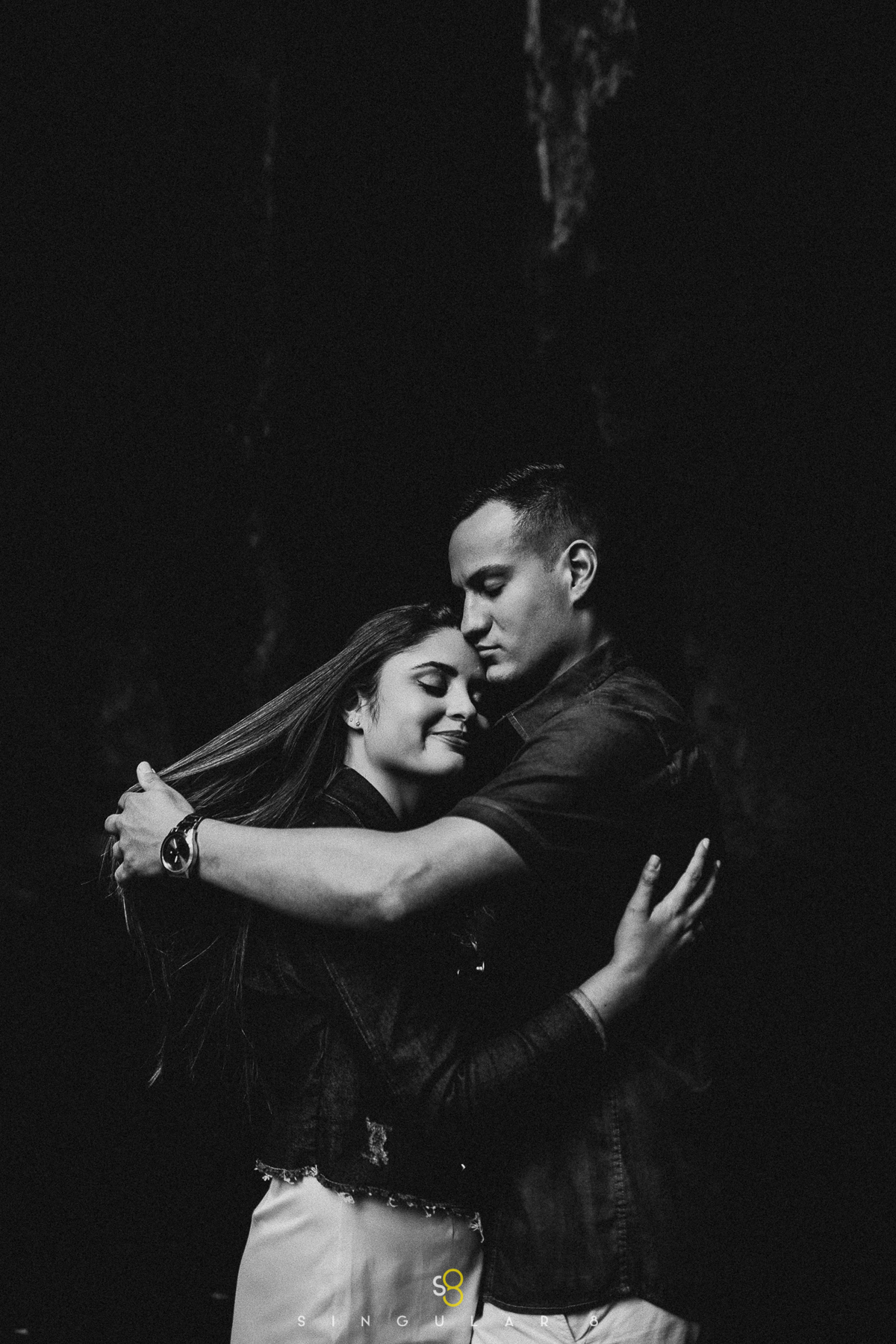 Ensaio pré casamento na fotografia preto e branco na Gruta dos Anjos em SP