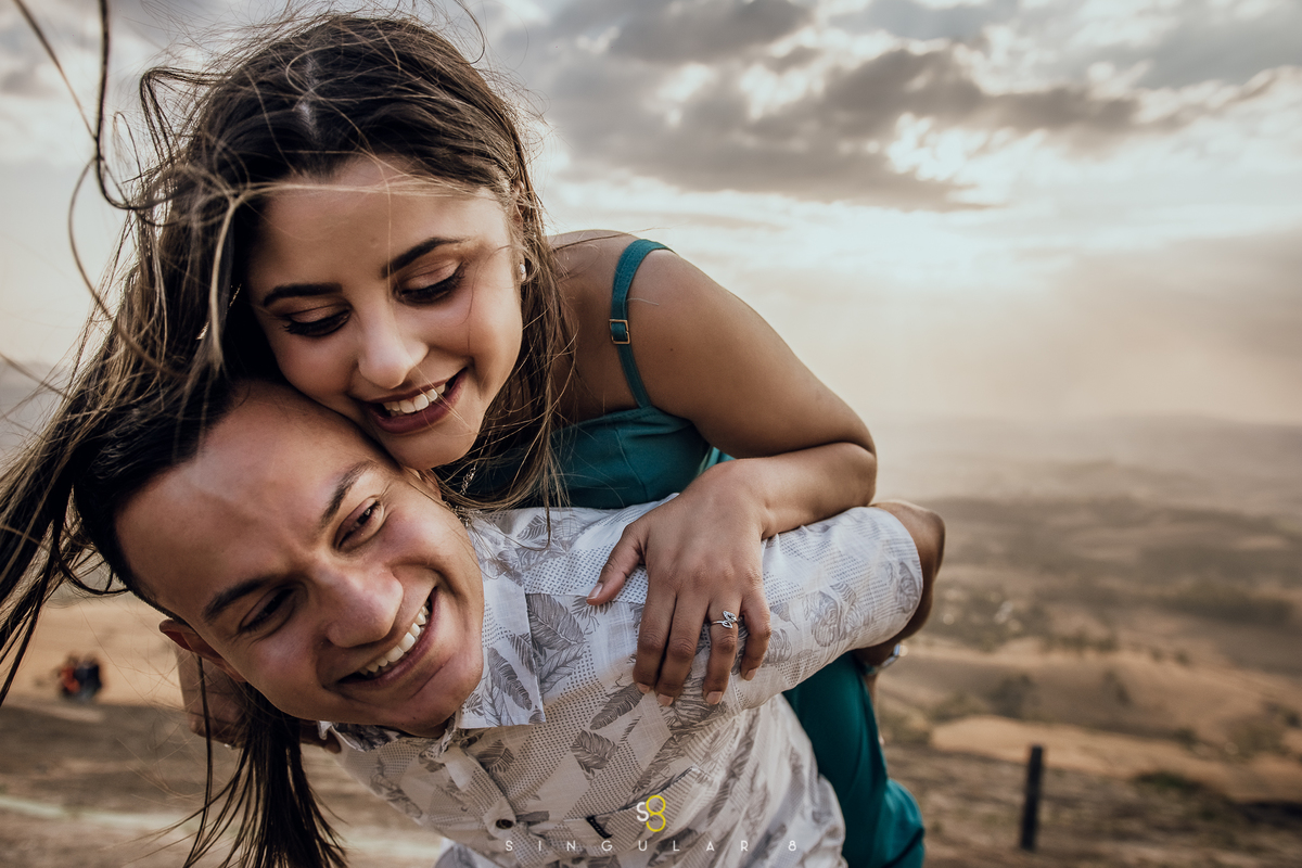 Fotografia de ensaio pré casamento no pôr do sol no Mirante da Pedra da Bela Vista Socorro