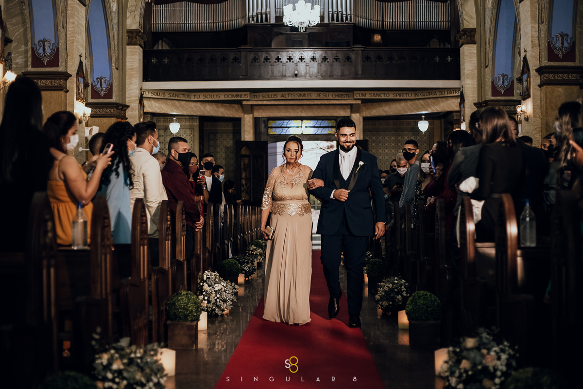 fotografia da entrada do noivo com a mãe na igreja da Lapa São Paulo