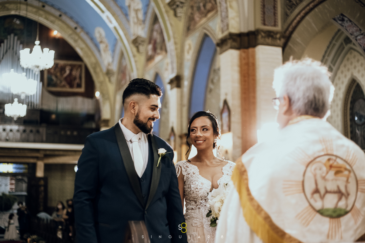 fotografia do olhar do casal no altar na cerimônia religiosa na lapa em são paulo