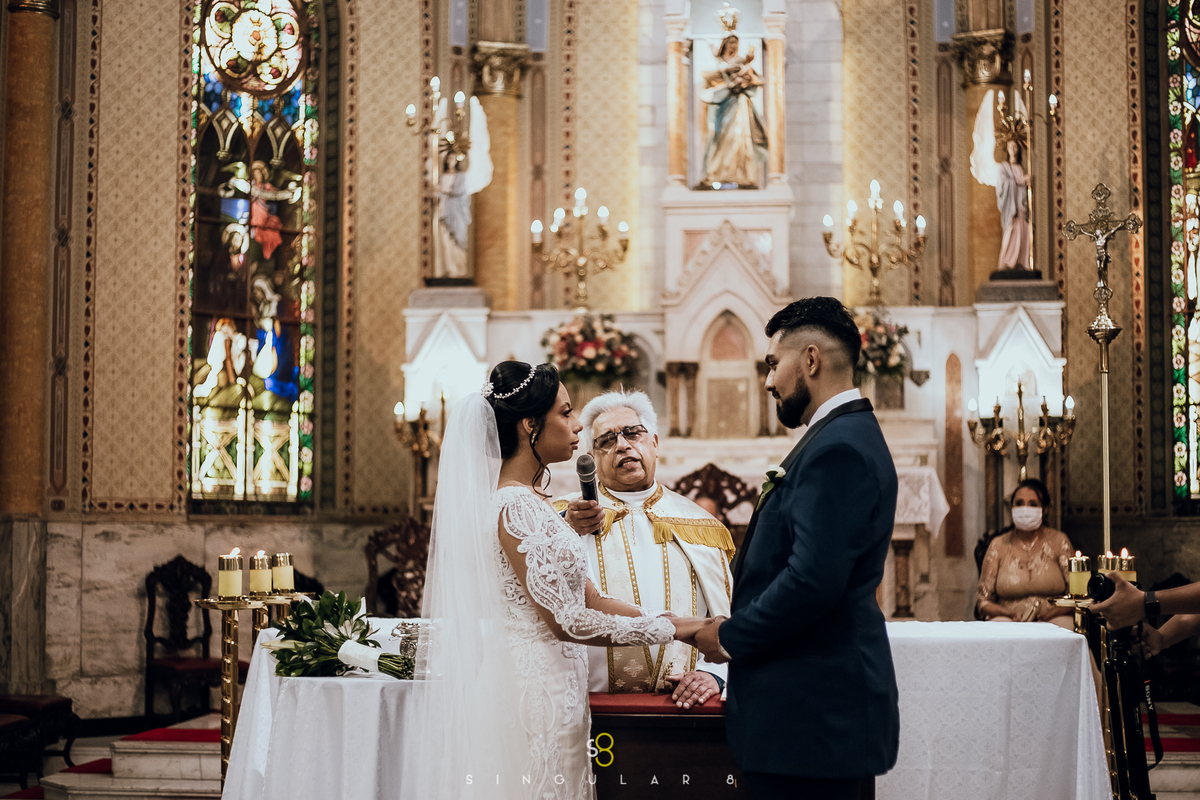 Fotografia do momento das alianças na cerimônia de casamento da Igreja Nosa Senhora da Lapa