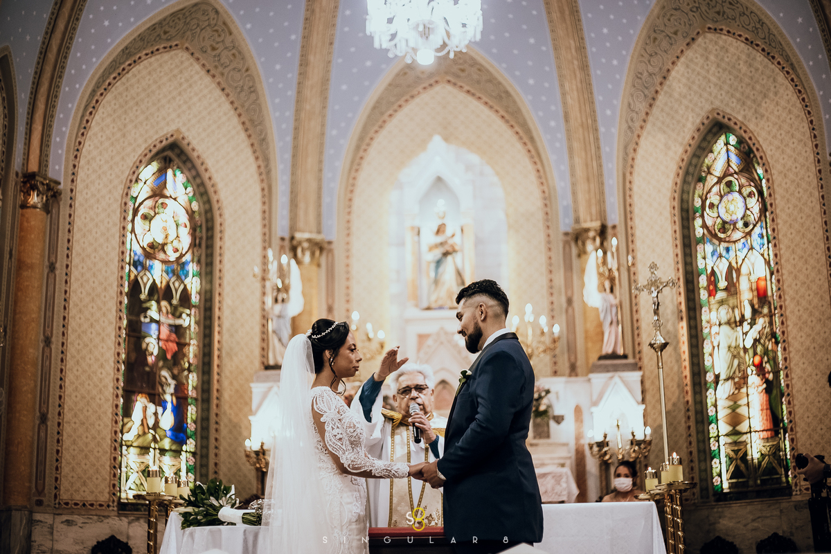 Padre celebrando casamento na Igreja Nossa Senhora da Lapa em São Paulo
