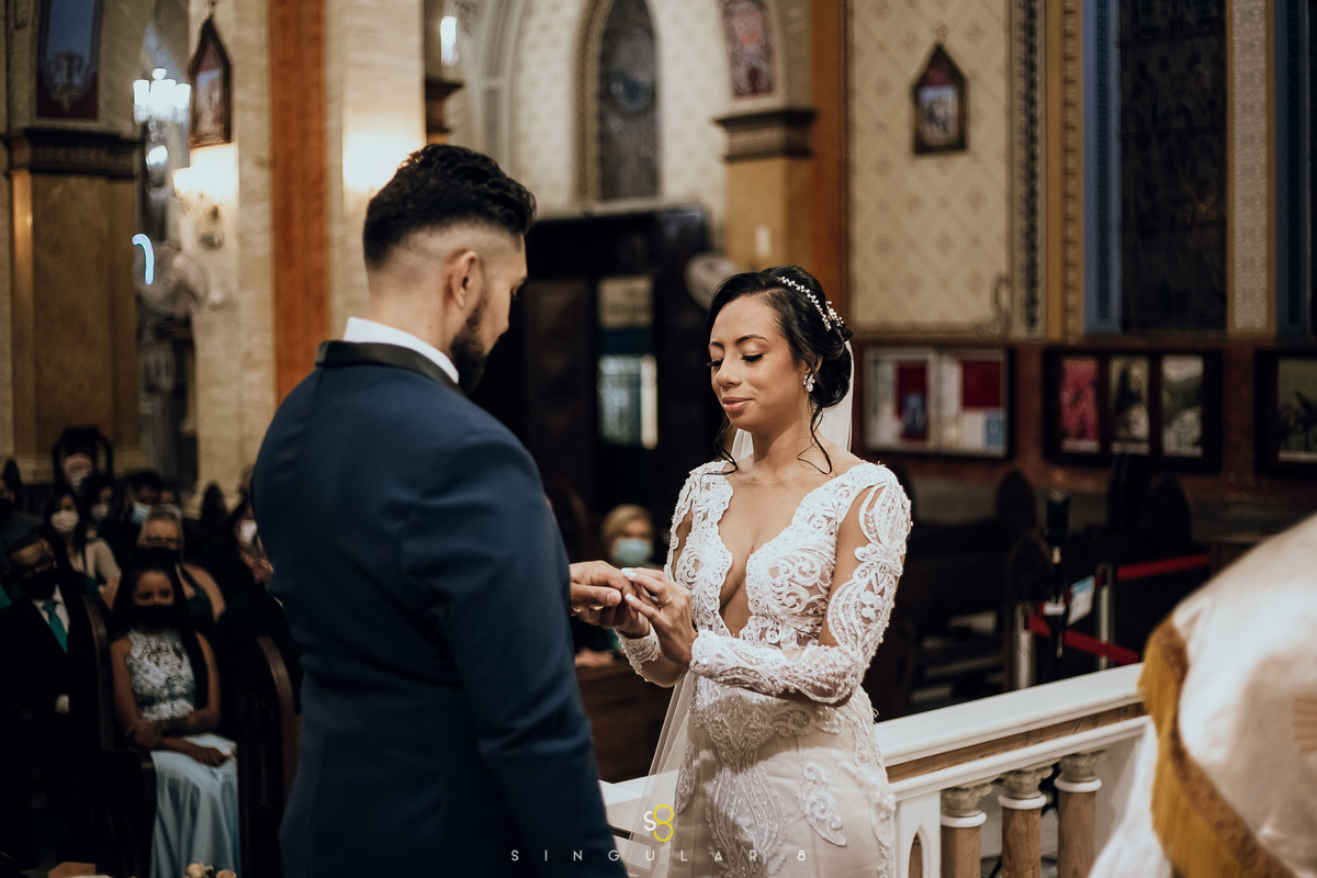 Fotografia de casamento trocando as alianças na  Igreja Nossa Senhora da Lapa em São Paulo