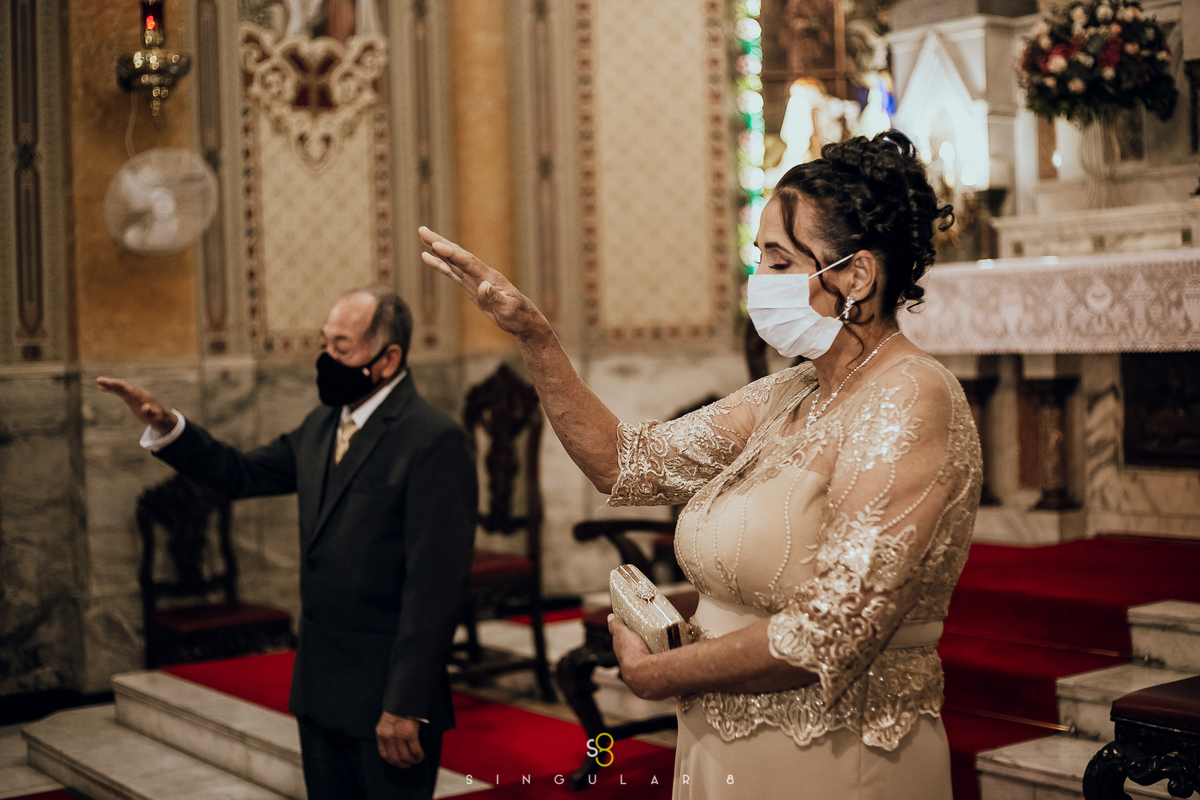 Fotografia de casamento da benção dos pais na  Igreja Nossa Senhora da Lapa em São Paulo