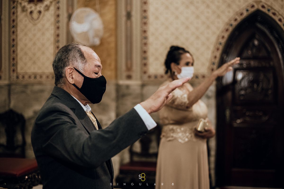 Fotografia de casamento da benção dos pais na  Igreja Nossa Senhora da Lapa em São Paulo