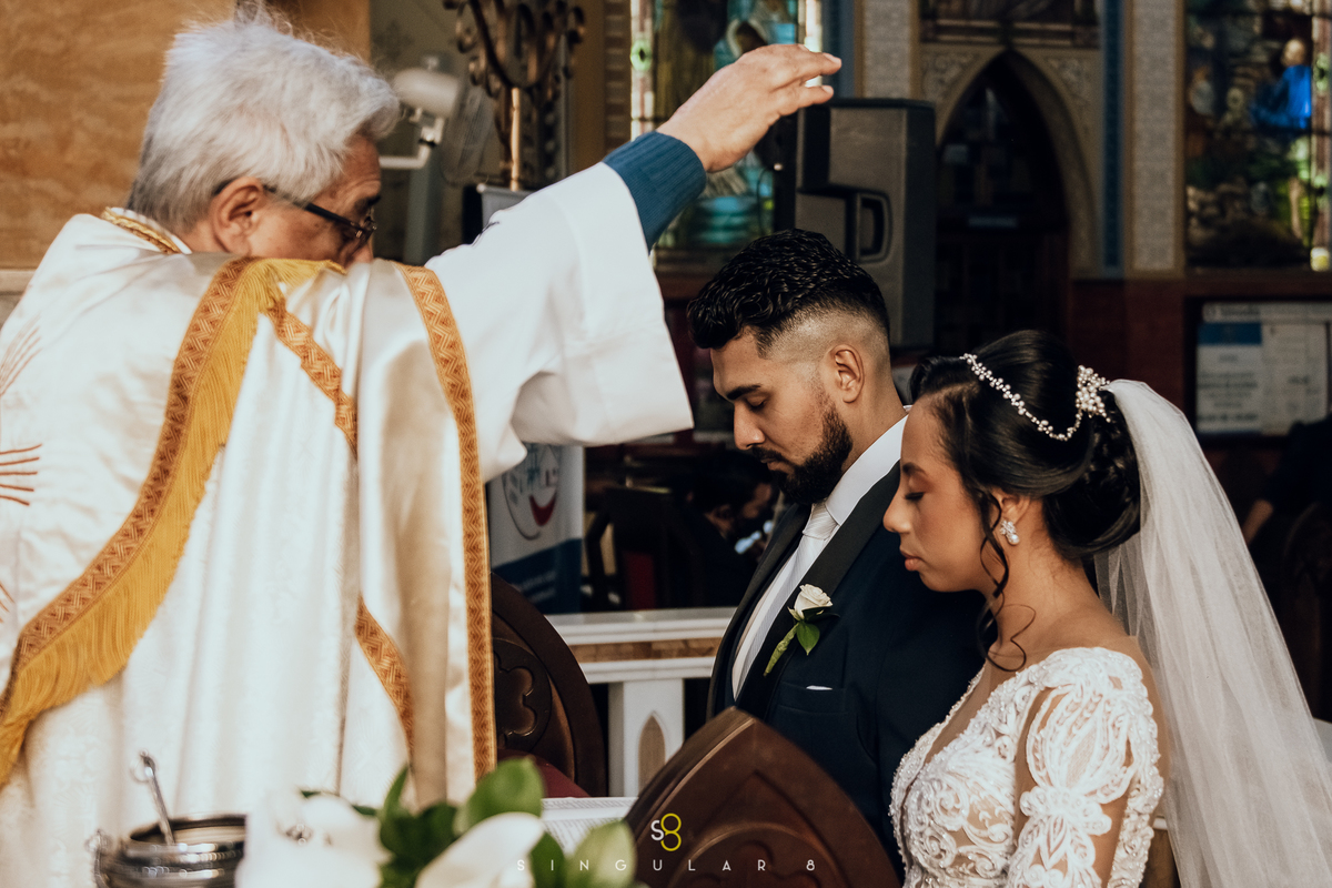 Fotografia de casamento da benção do padre na  Igreja Nossa Senhora da Lapa em São Paulo