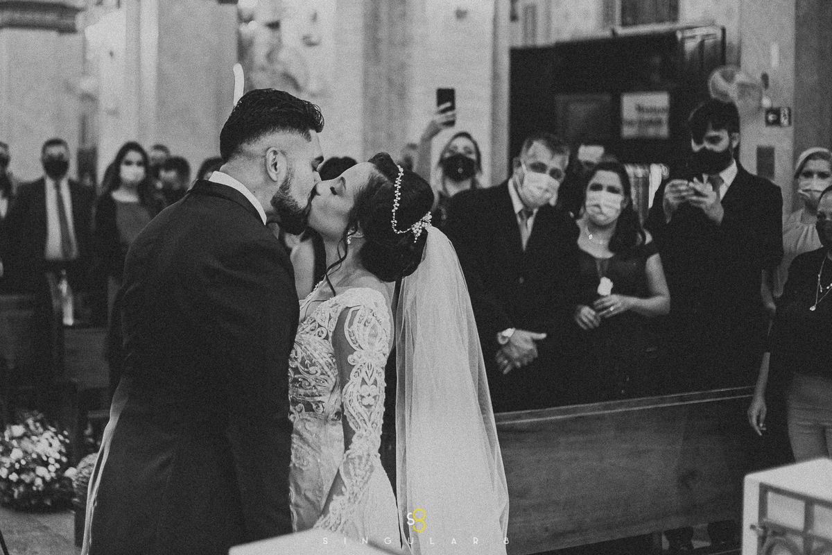 Fotografia linda e diferente do beijo dos noivos na  Igreja Nossa Senhora da Lapa em São Paulo
