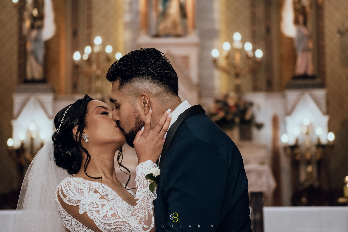 Fotografia de beijo dos noivos na  Igreja Nossa Senhora da Lapa em São Paulo