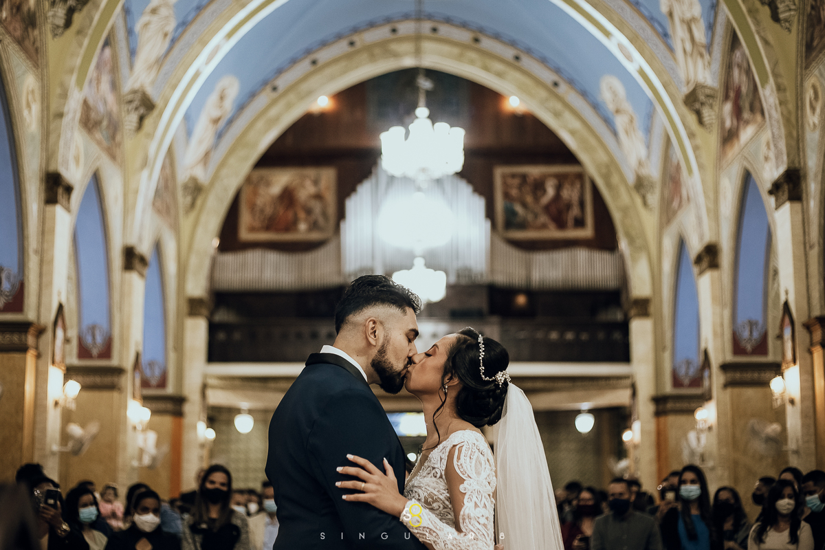 Fotografia do beijo dos noivos na  Igreja Nossa Senhora da Lapa em São Paulo