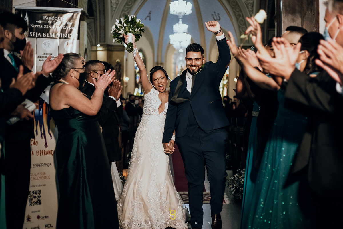Saída dos noivos da cerimônia religiosa na  Igreja Nossa Senhora da Lapa em São Paulo