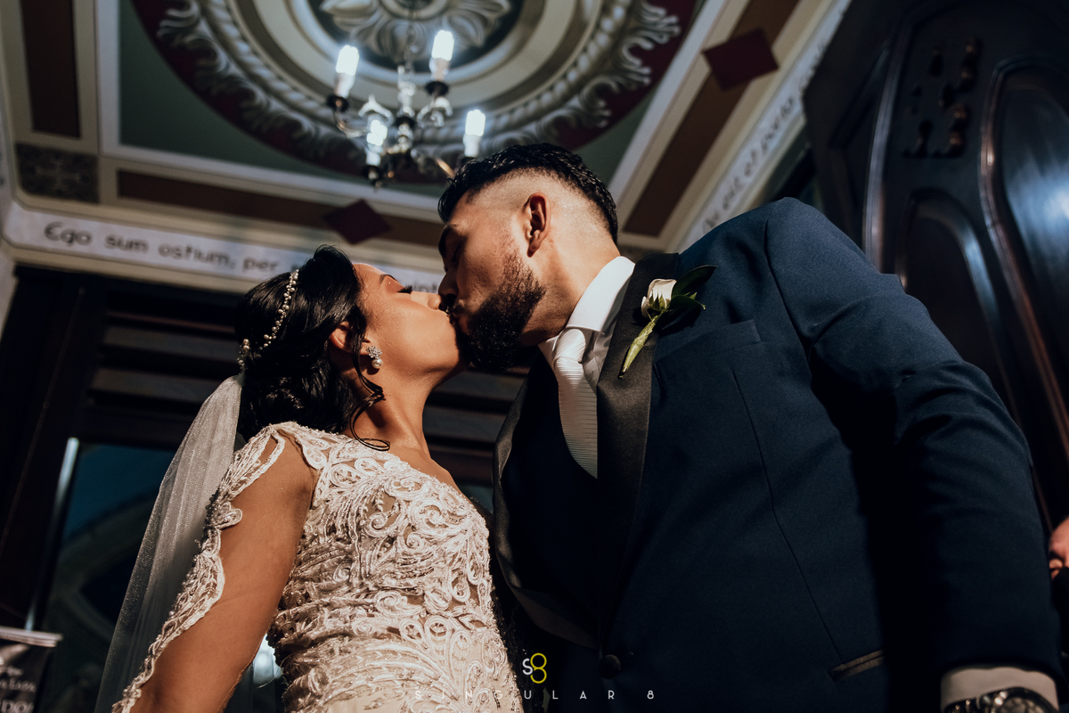 Fotografia de casamento da saída dos noivos  Igreja Nossa Senhora da Lapa em São Paulo