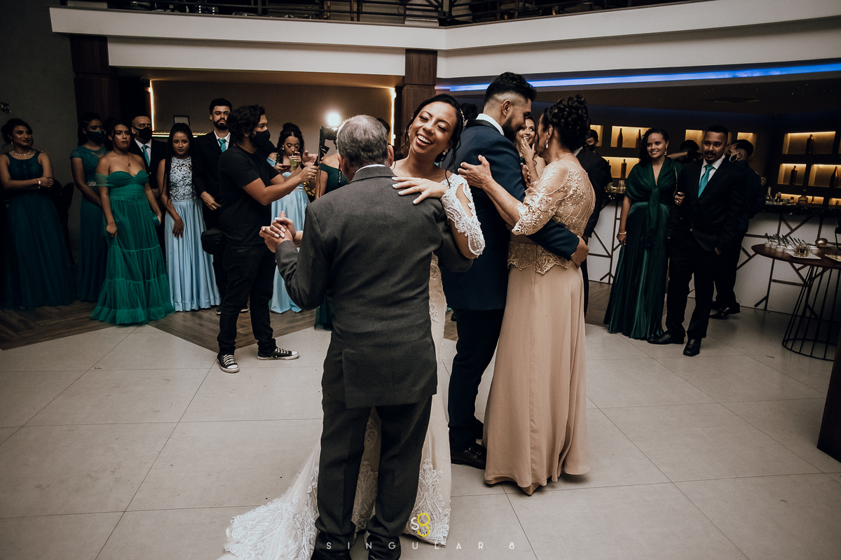 fotografia da dança dos noivos com os pais no buffet arya