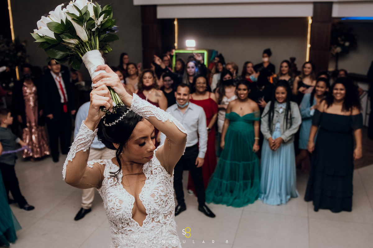 fotografia de casamento na mansão arya noiva jogando o buquê