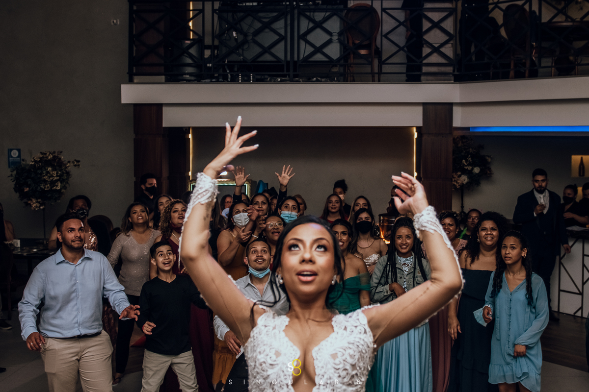 noiva jogando o buquê em festa de casamento na mansão arya na lapa