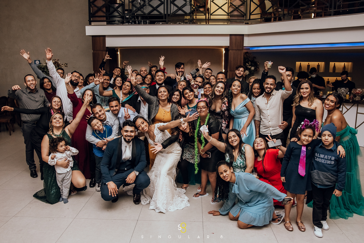 fotografia de festa de casamento na pandemia da covid-19 sem máscara