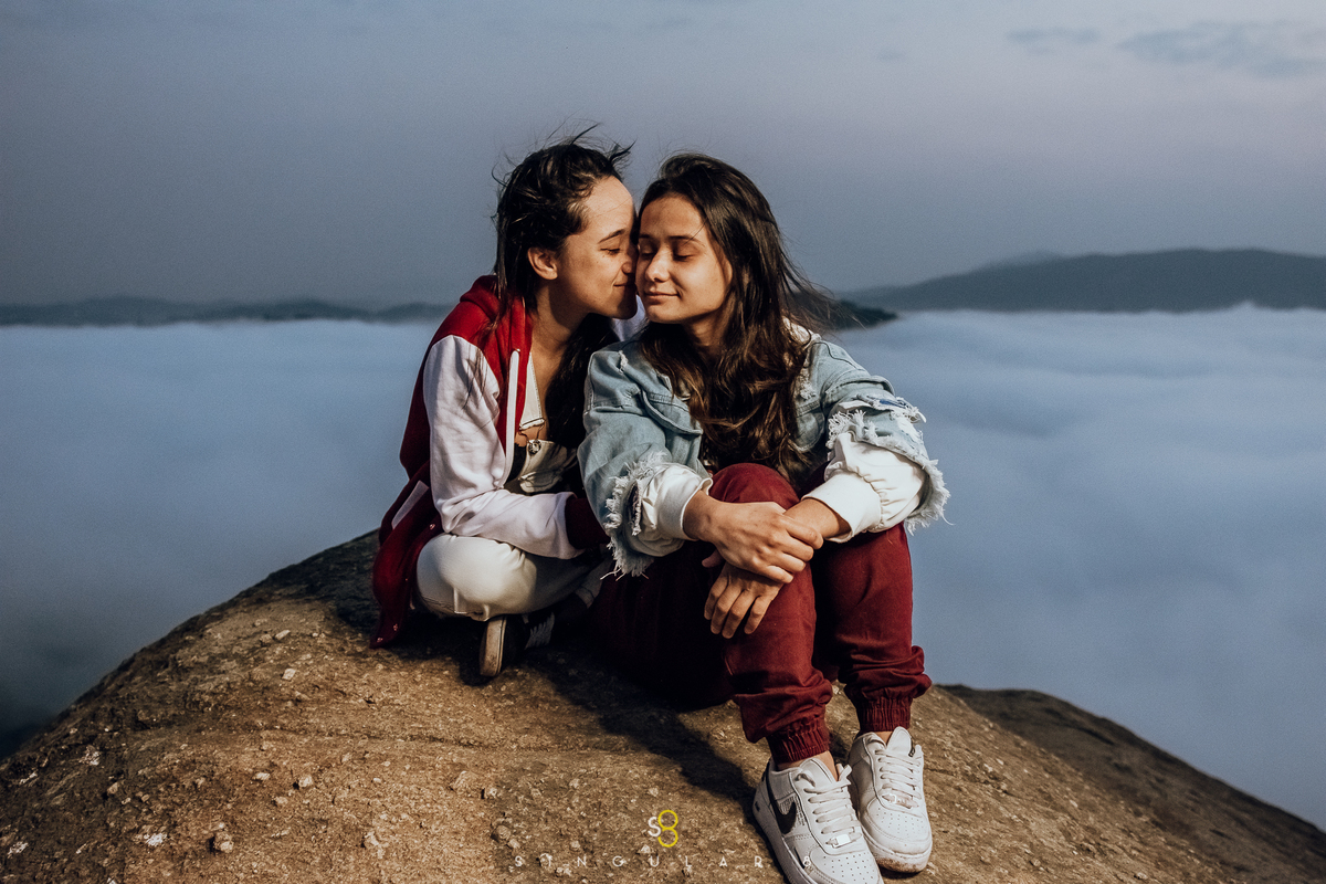 fotografia de ensaio pré casamento lésbico no pico do olho dagua em Mairipora