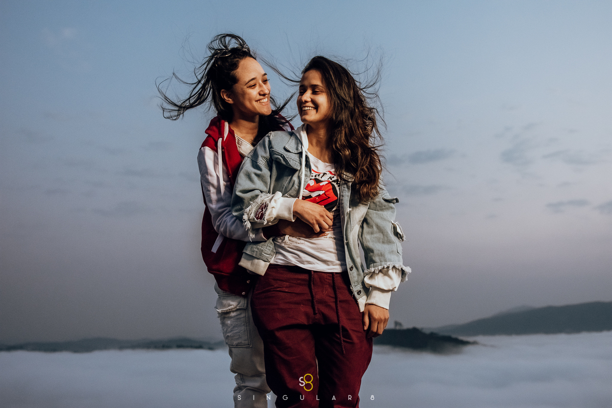 Fotografia de ensaio pré casamento homoafetivo  no amanhecer no pico do olho dagua