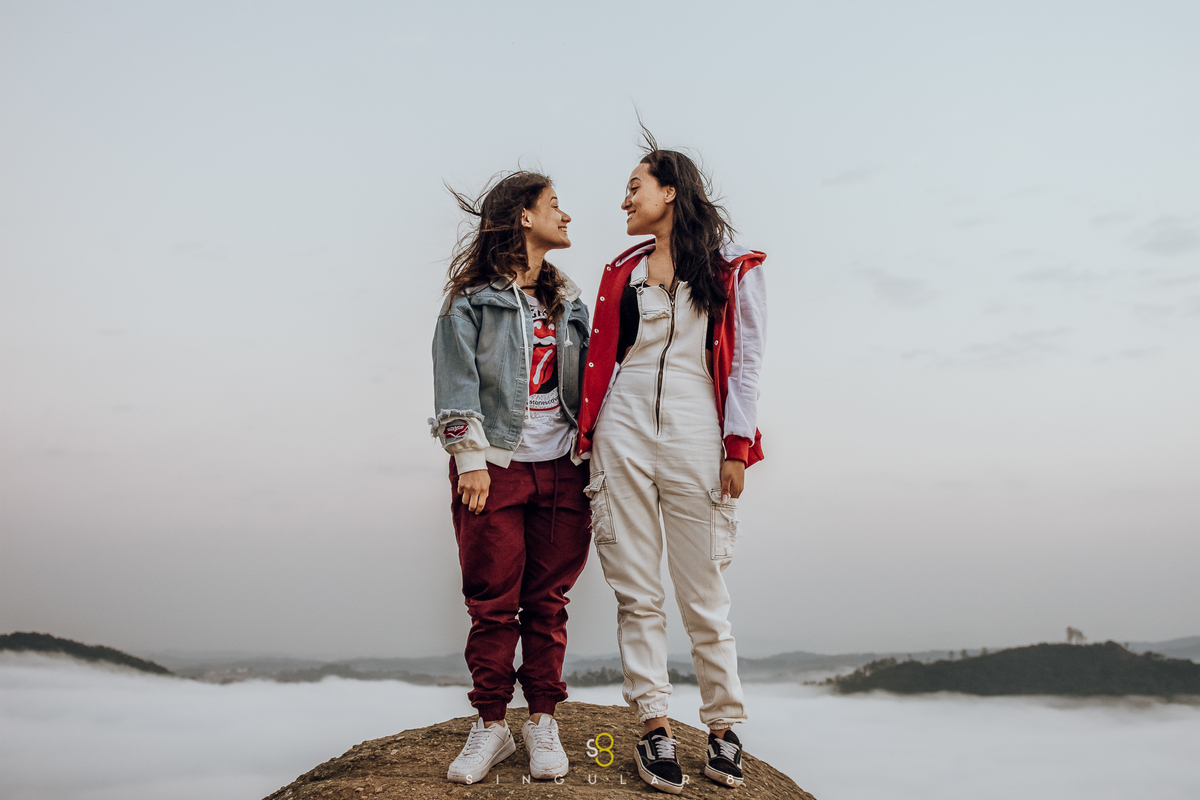 Fotografia de ensaio pré casamento com as nuvens no Pico do Olho Dagua em Mairipora