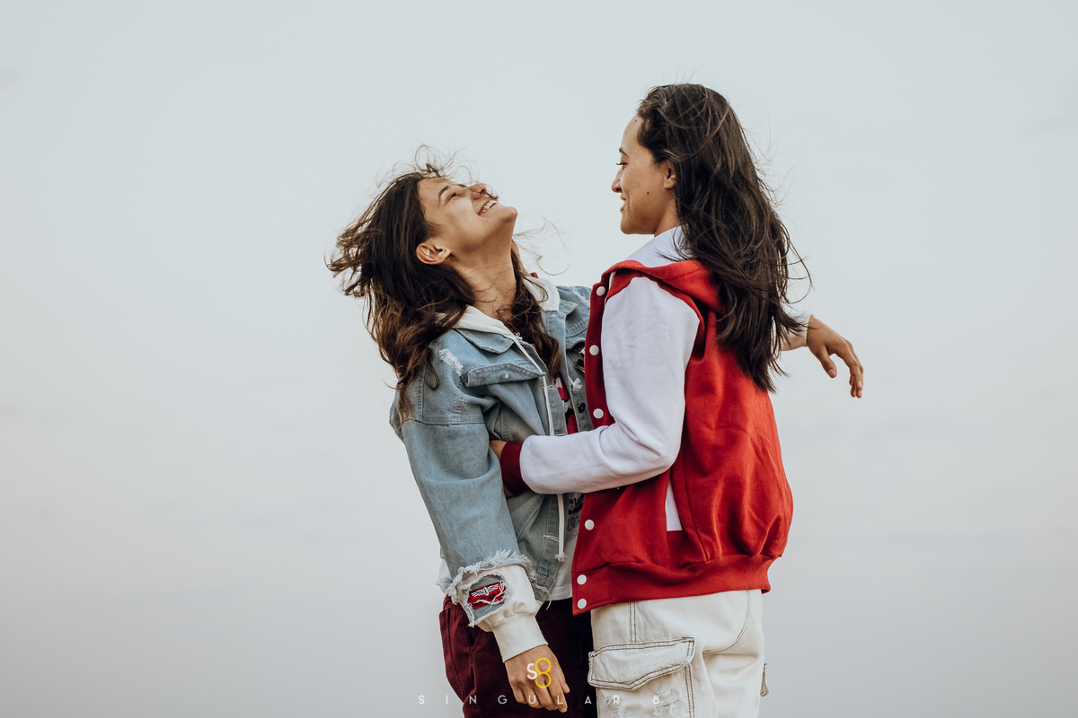 Fotografia de ensaio pré casamento no amanhecer com as nuvens no pico do olho dágua