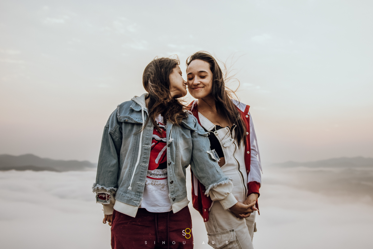 Fotógrafa para ensaio lésbico no amanhecer no Pico do Olho Dágua em Mairipora São Paulo