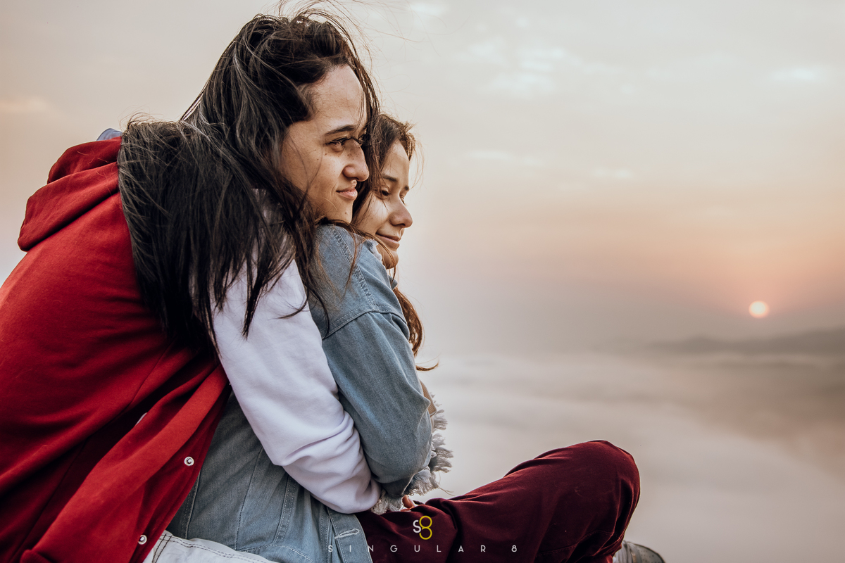 Fotografia de ensaio pré casamento lésbico no pico do olho dagua mairipora são paulo