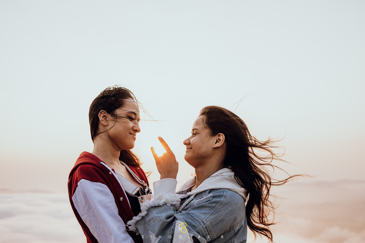 Ensaio pré casamento no amanhecer com as nuvens pico do olho dagua