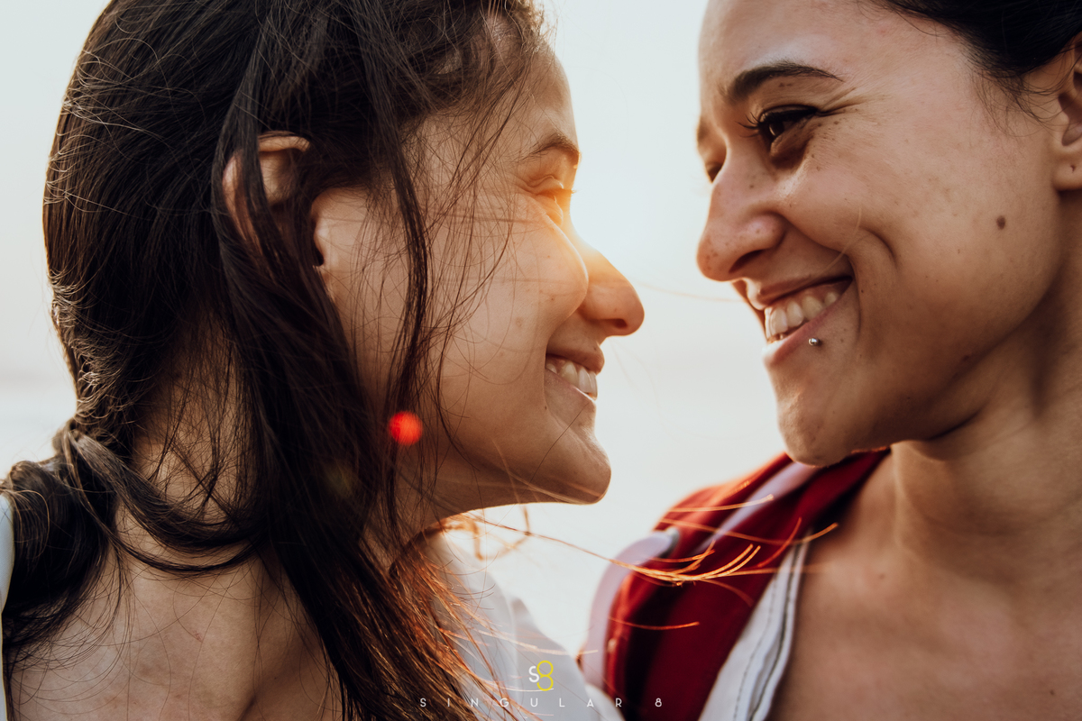 Fotografia espontanea para ensaio pré casamento nas nuvens do pico do olho dagua