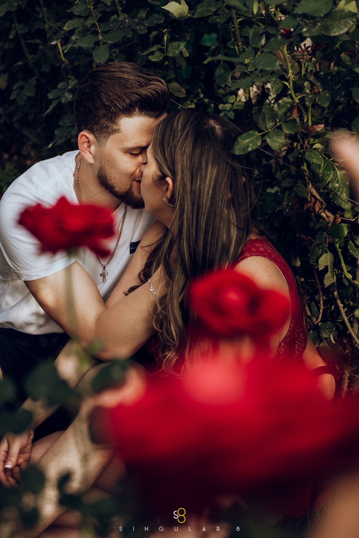 fotografia de ensaio pré casamento nas roseiras em Holambra