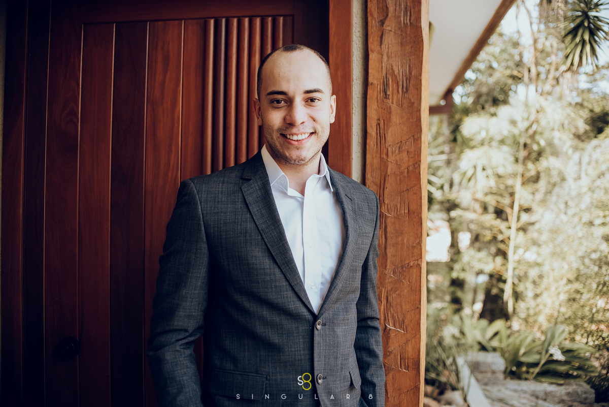 Fotografia do noivo antes a cerimônia no  buffet callegari 