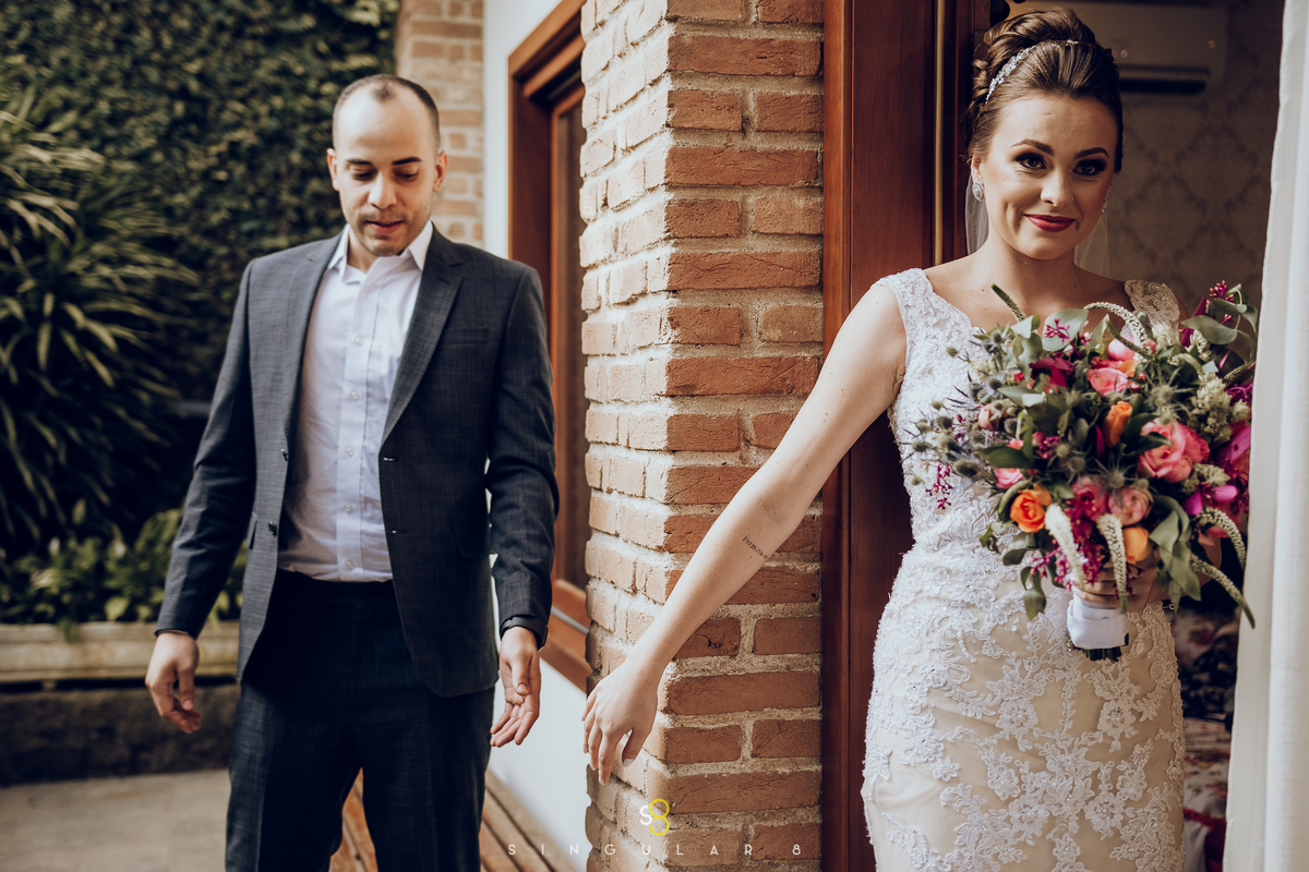 Fotografia de fisrt touch com o noivo no Recanto Callegari antes da cerimônia de casamento