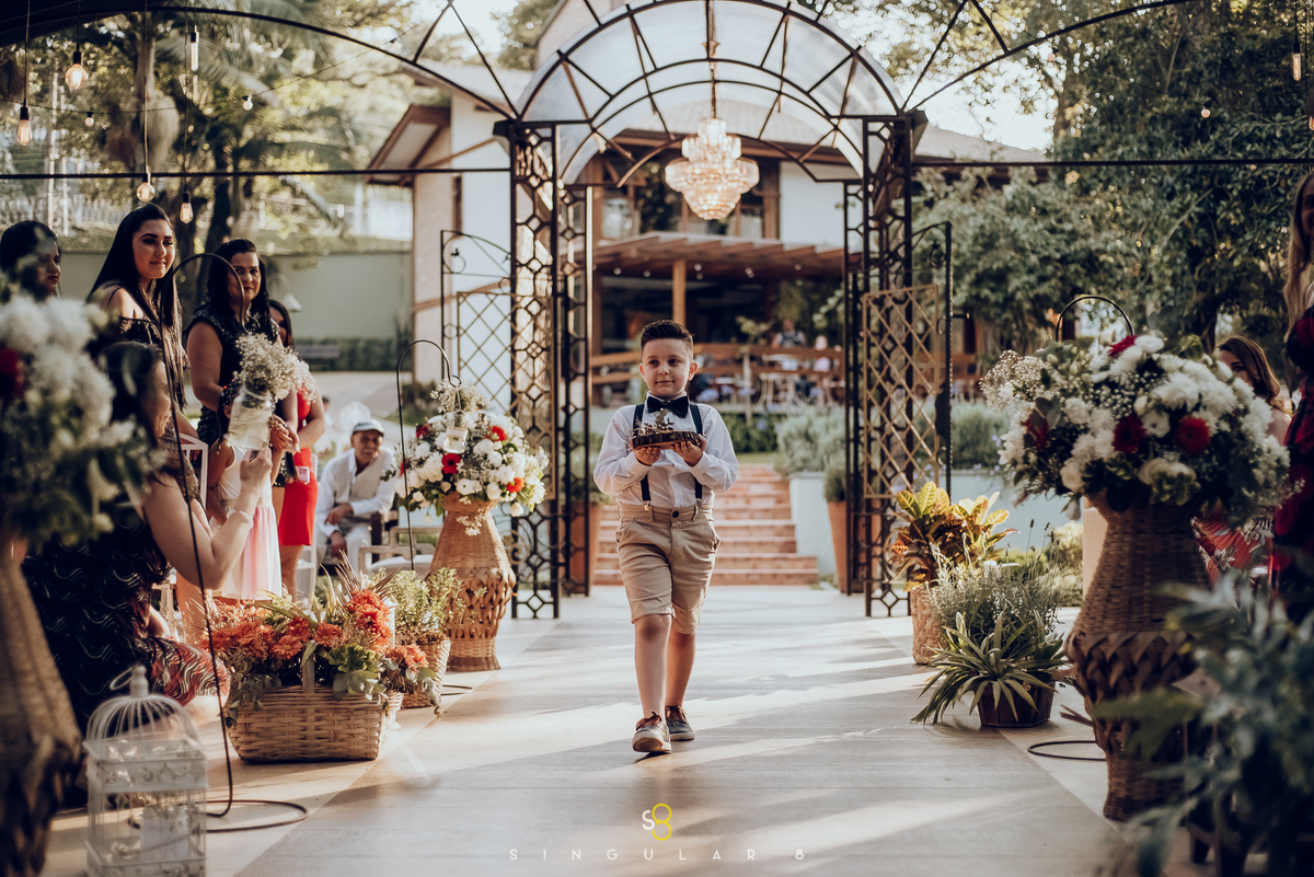 Fotografia de casamento da entrada do pajem com plaquinha no Recanto Callegari