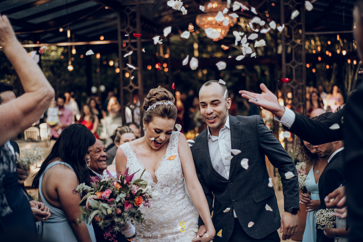 Fotografia de casamento no Recanto Callegari saída dos noivos com pétalas de rosas