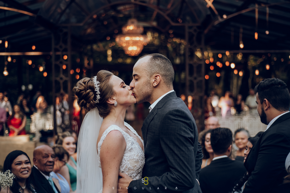 Fotografia de casamento da saída dos noivos com pétalas de rosas no Recanto Callegari