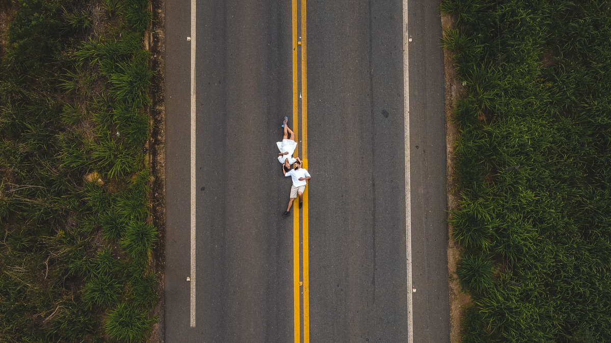 ensaio de casal pre wedding virgem da lapa asfalto drone na rua igreja da lapa