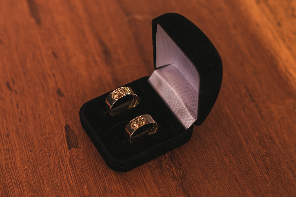 fotografia de casamento aracuai praca do coreto alianças ciclista