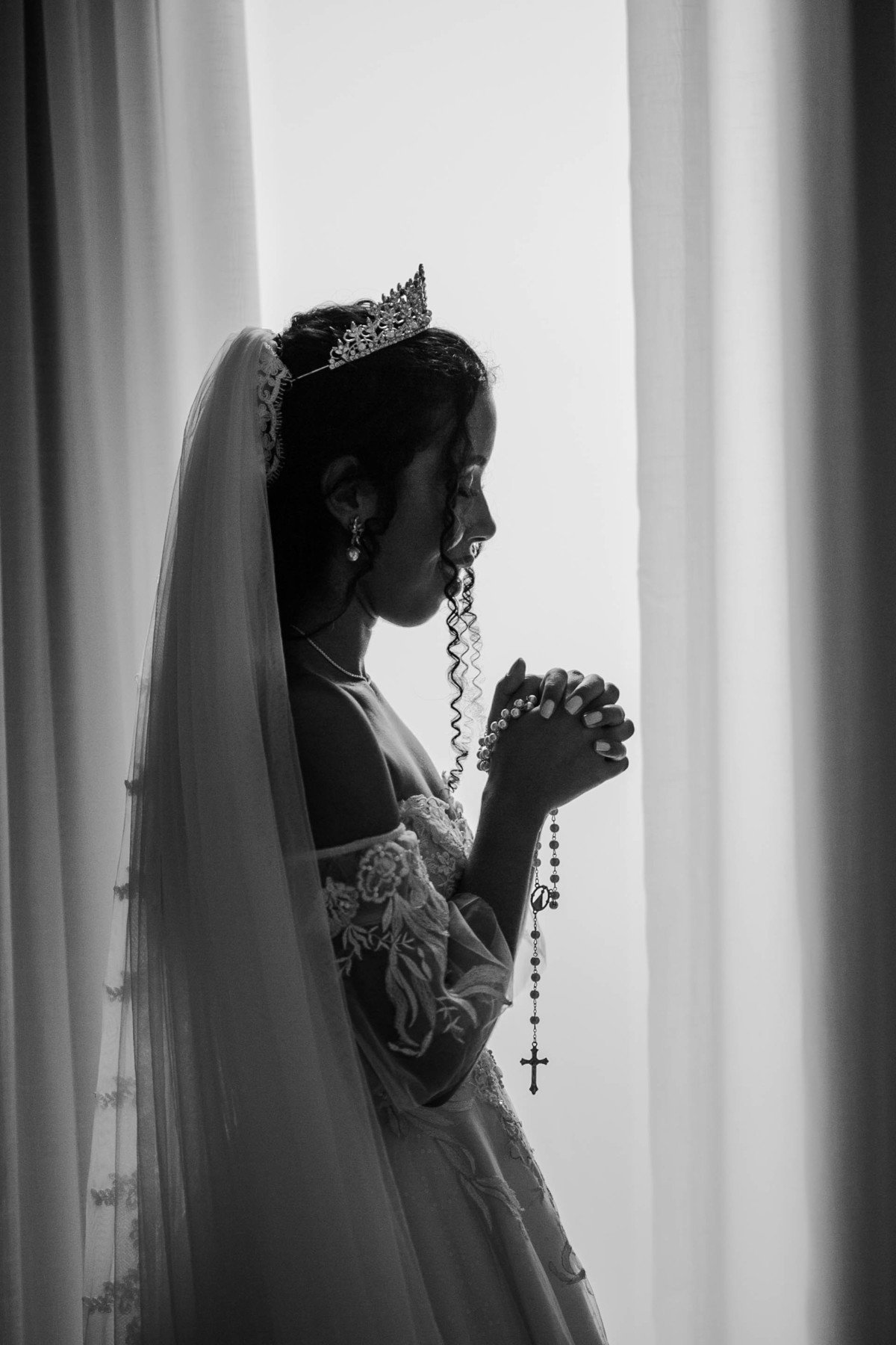 Casamento Araçuaí durante o dia diurno making of vestido de noiva