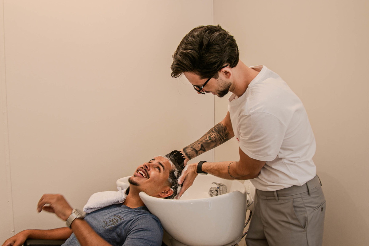 Casamento araçuaí durante o dia making of noivo barbearia do peterson podas