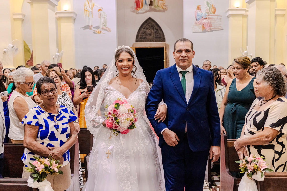 Cerimônia Casamento Igreja Santuário araçuaí noiva clássica