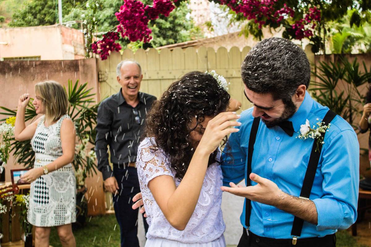 Fotografia da chuva de arroz durante a saída dos noivos em casamento realizado na cidade de Jampruca, Minas Gerais