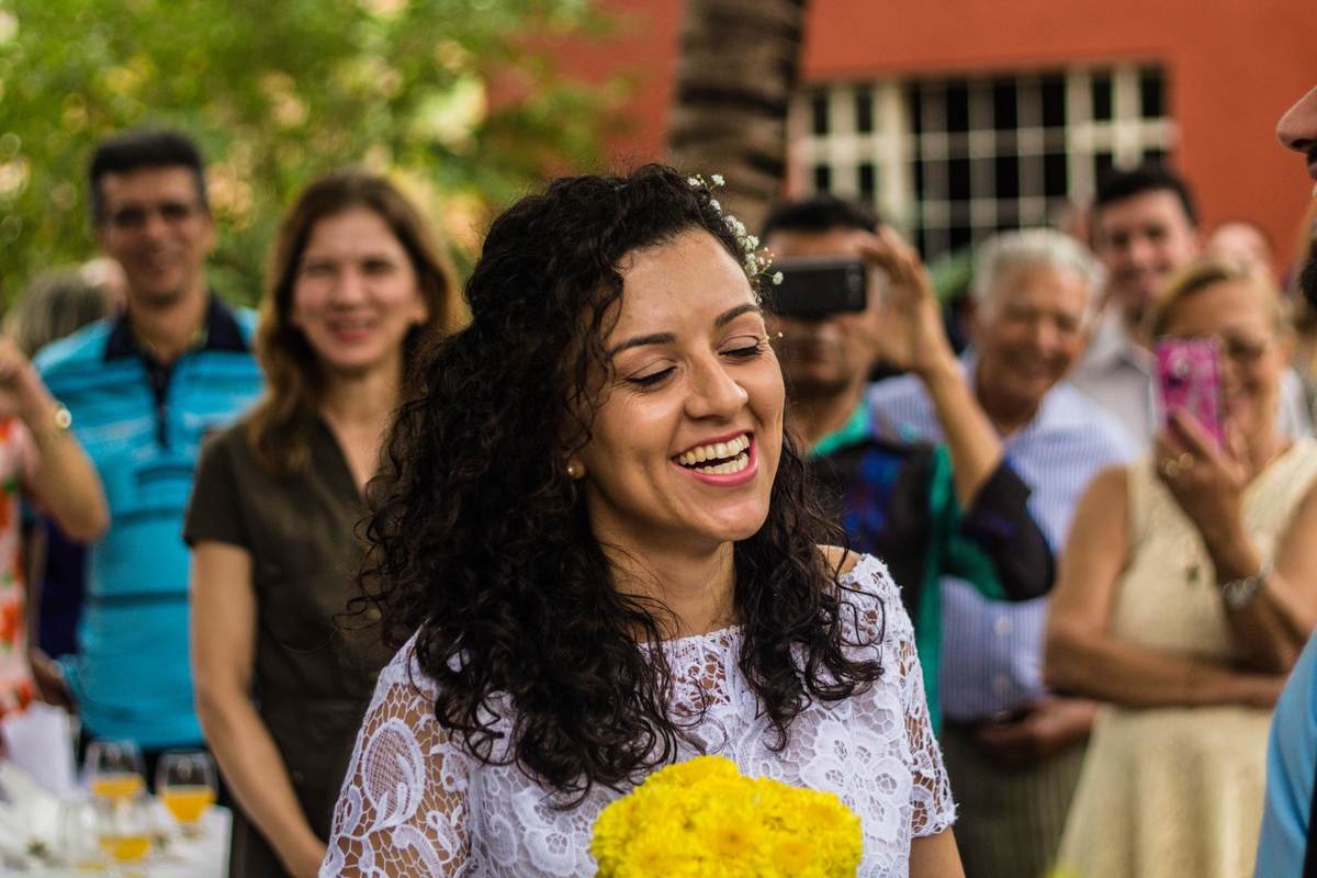 fotografia da noiva sorrindo durante a entrada dos noivos em casamento realizado na cidade de Jampruca, Minas Gerais