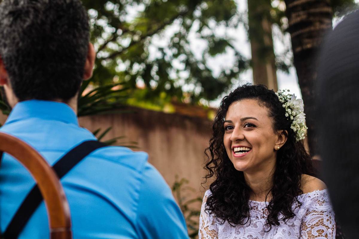 fotografia da noiva sorrindo em casamento realizado na cidade de Jampruca, Minas Gerais