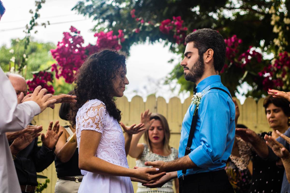 fotografia dos noivos durante a benção da aliança em casamento realizado na cidade de Jampruca, Minas Gerais