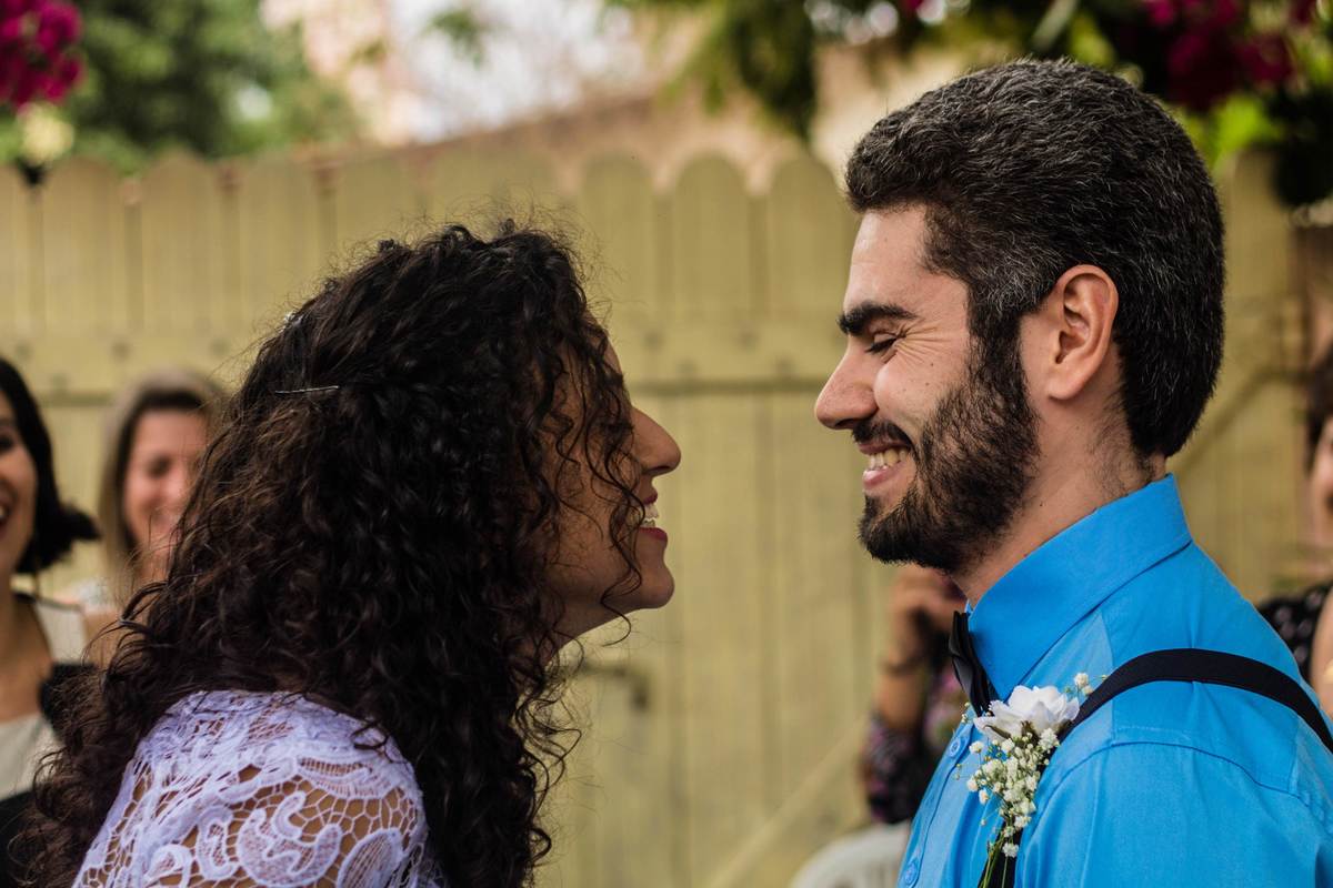 fotografia dos noivos sorrindo um para o outro em casamento realizado na cidade de Jampruca, Minas Gerais