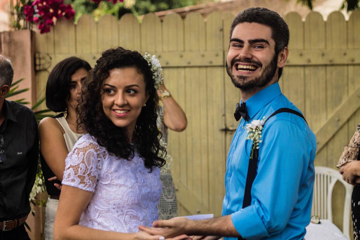 fotografia dos noivos sorrindo durante casamento realizado na cidade de Jampruca, Minas Gerais