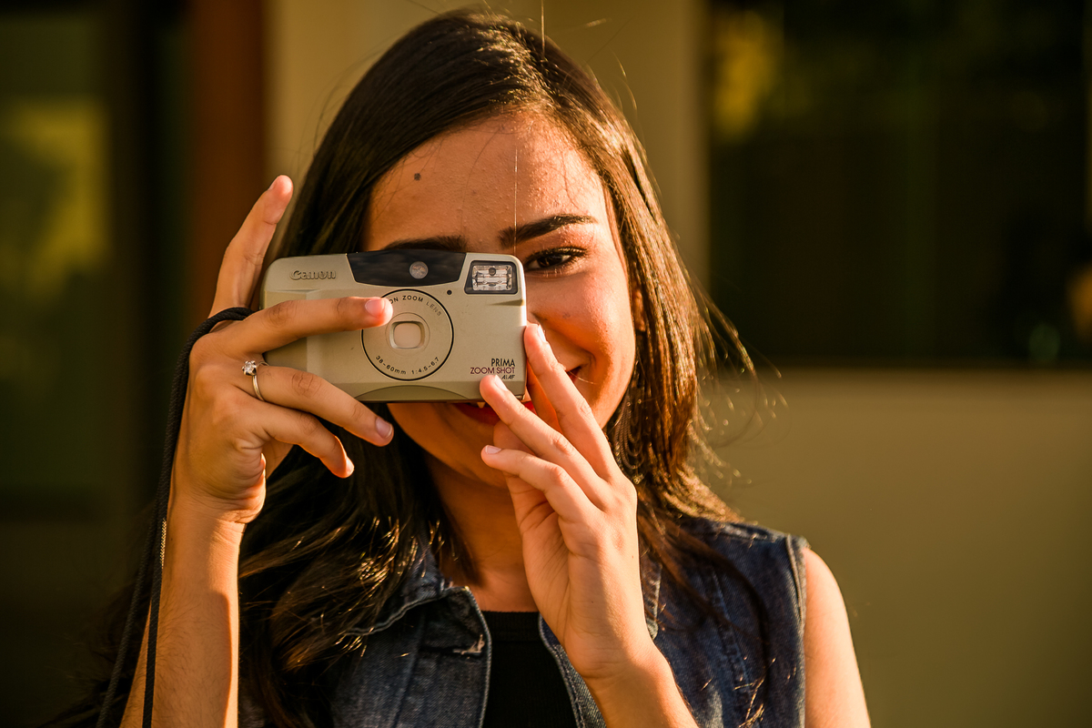 debutante com uma camera canon analogica