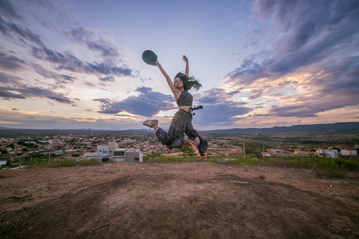 debutante saltando no por do sol