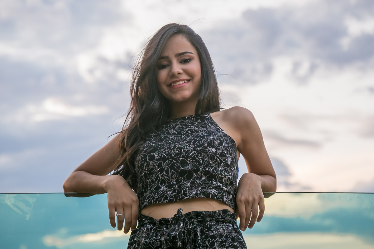 debutante escorada em uma varanda